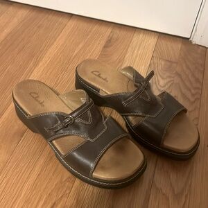 Clarks brown leather sandals slides buckle 8